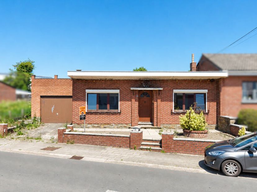 Vaste bungalow à rafraîchir (+/- 175m² d'après plans) 4 chambres, garage et un jardin bien situé à Herve ! Il se compose comme suit: . Rez-de-chaussée