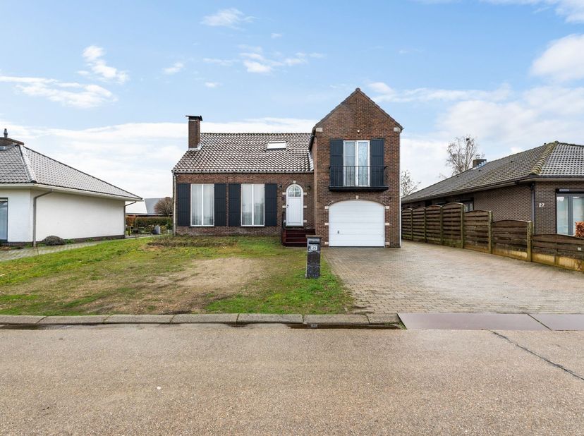 Maison rénovée de plain-pied (2016) avec 3-4 chambres, 2 salles de bains et un garage très profond. Grondopp. approx 680 m².<br />
La vue de l'autre