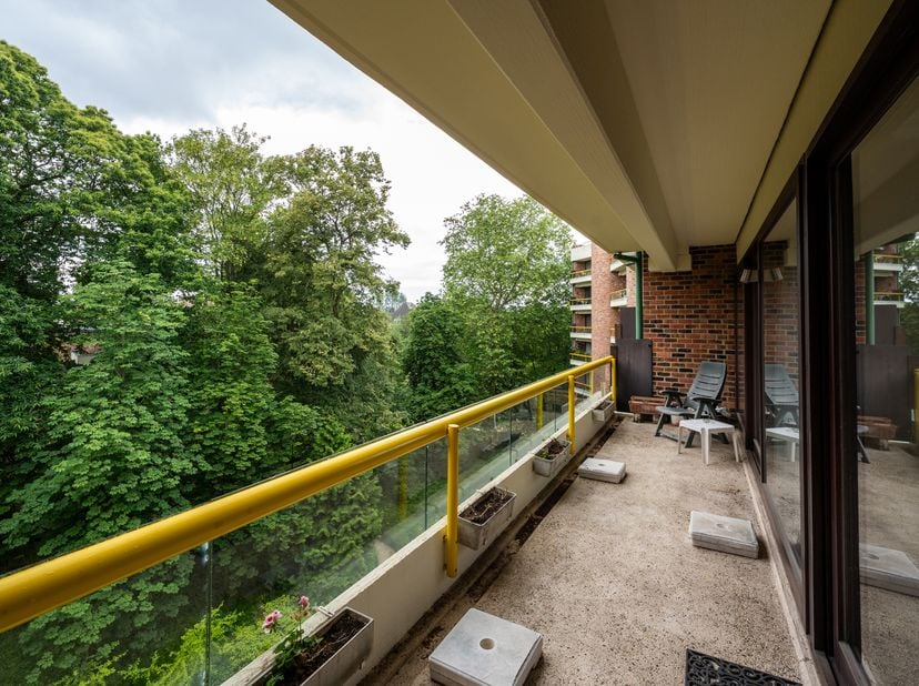 WOLUWE-SAINT-PIERRE, ruim APPARTEMENT (4 slaapkamers/2 badkamers) met een bewoonbare oppervlakte van ±150 m² en een terras in een gebouw uit 1977. Het