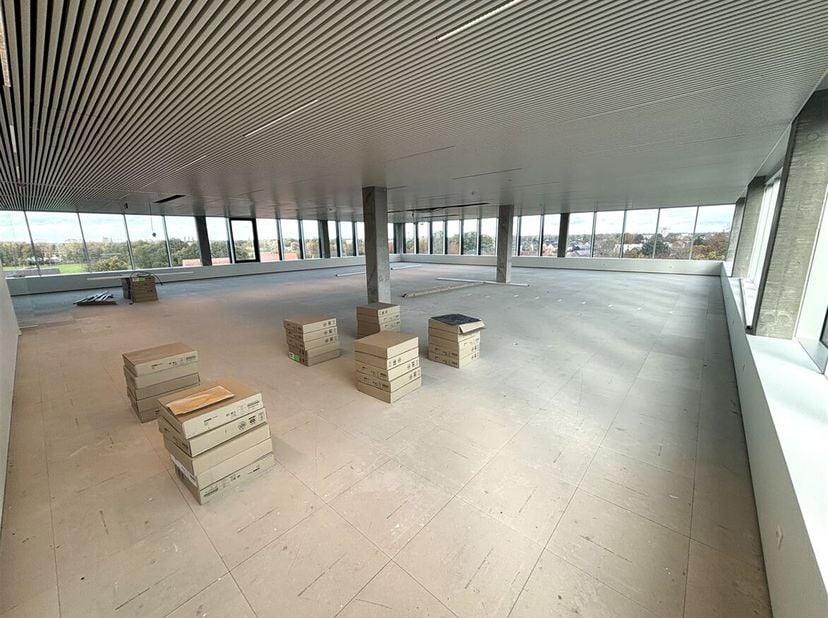 Moderne kantoorruimte in Square One Geel<br />
Ligging:  Deze kantoorruimte bevindt zich in het Square One-complex aan de Kleinhoefstraat 11 te Geel,