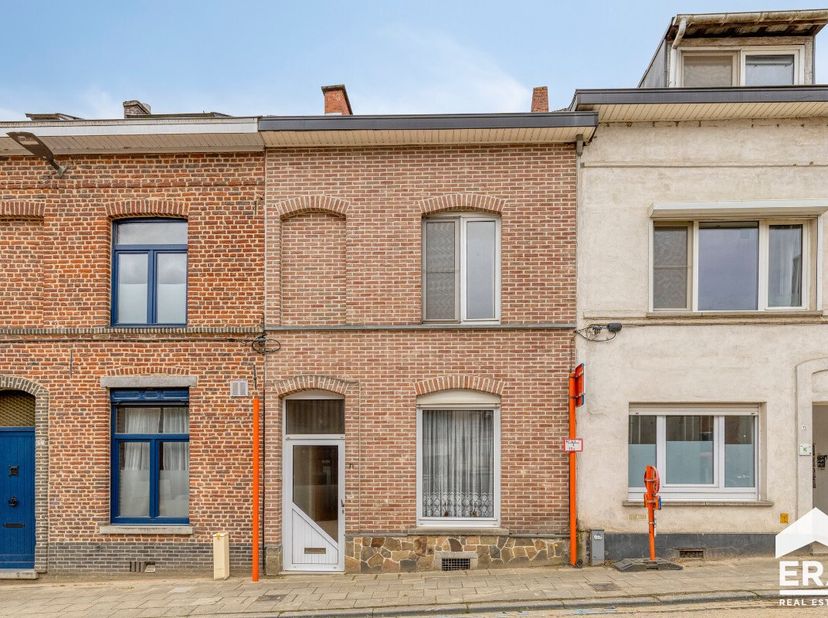 À vendre: maison fermée au cur de Leuven, à proximité des écoles, du parc, de la gare et des axes principaux. Cette propriété pleine de caractère offr