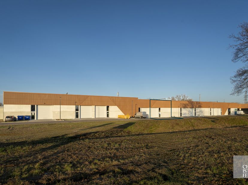 KMO-unit 11, gelegen in bedrijvenpark "Dorlix", bevindt zich ten en oosten van Hasselt op de verbindingsweg tussen Hasselt en Diepenbeek (aansluitend