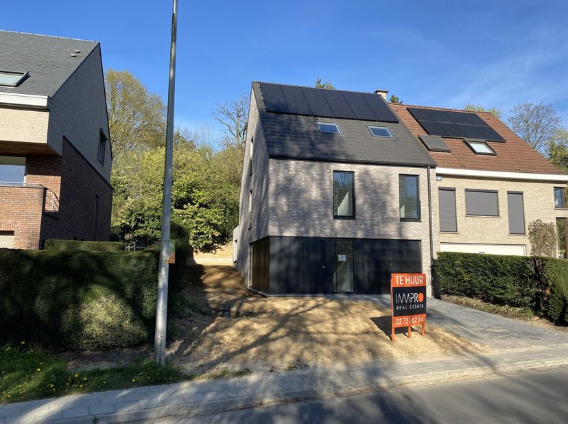 NOUVELLE CONSTRUCTION, maison 3 façades, idéalement située dans une rue calme à 1 km de l'arrêt de tram (ligne 39) et de l'école allemande.<br />
Rez-