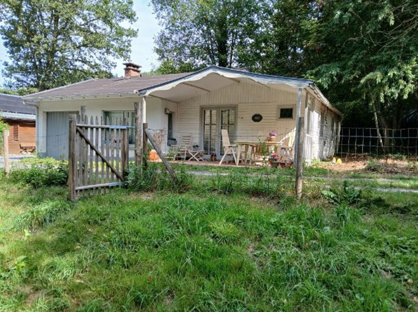 DOSSIER IN VOORBEREIDING (nog foto’s &amp;amp; drone-video)<br />
In voorverkoop – Chalet nabij de Semois te Poupehan<br />
In Poupehan, aan de Chemin des