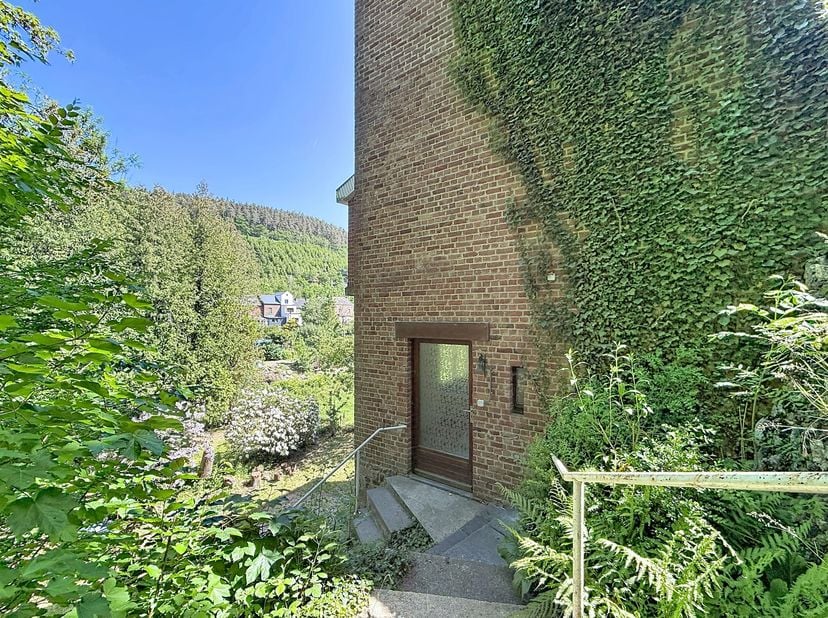 We Invest Malmedy a le plaisir de vous présenter cet appartement une chambre situé dans une rue calme de Trois-Ponts, à seulement quelques mètres des