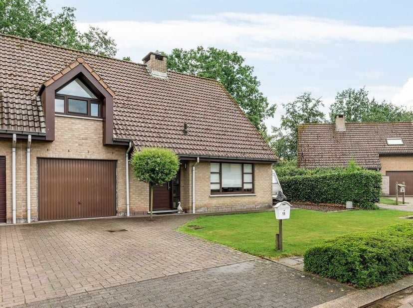 Maison familiale lumineuse avec 3 chambres et garage intérieur, bien située et prête à être emménagée<br />
Cette propriété est située dans un cul-de-