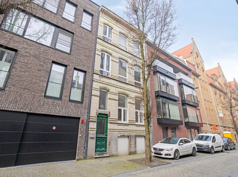 In dit herenhuis, vastgesteld bouwkundig erfgoed, treffen we dit duplex appartement aan.&amp;nbsp; Op loopafstand van de zeedijk, strand, station met tram