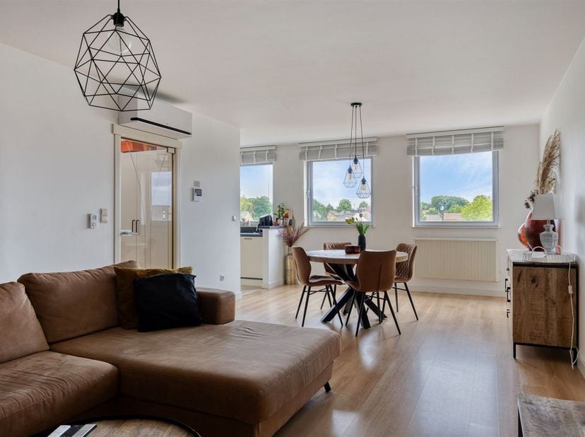 TE KOOP: Instapklaar duplexappartement met 3 slaapkamers en prachtig terras in hartje Zolder!<br />
Dit ruime en instapklare duplexappartement is gel