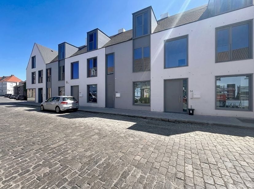 Deze stijlvolle en bijzonder smaakvol afgewerkte nieuwbouw woning te huur is gelegen in de Annuntiatenstraat te centrum Brugge in het rustige Sint-Gil