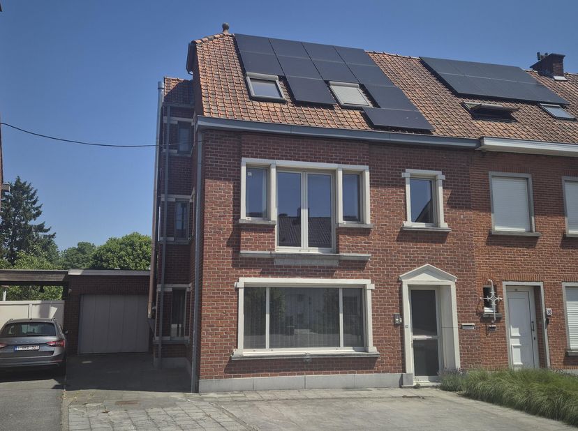 1050 âÂ Ruime gezinswoning gelegen in directe omgeving van centrum, treinstation, scholen, ... Indeling: KELDER GELIJKVLOERS - inkom - bureelruimte -