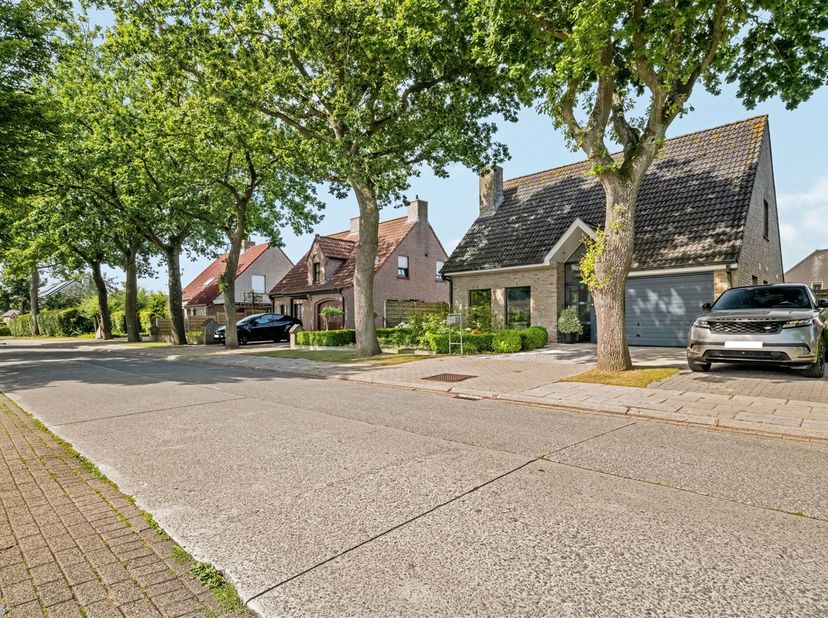 In een rustige, residentiële omgeving nabij het bos, op fietsafstand van het centrum en met een vlotte verbinding naar belangrijke invalswegen, bevind