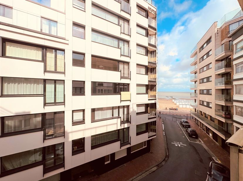 Prachtig gerenoveerd 3-slaapkamer appartement in Knokke-Zoute, zeer goed gelegen nabij de winkels en het strand.&amp;nbsp;<br />
<br />
Indeling: inkomhal