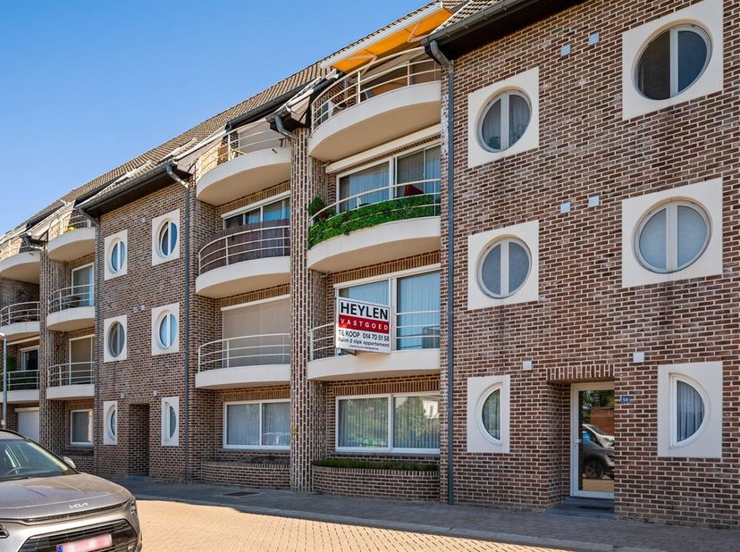Ruim en energiezuinig appartement met 2 slpk en garage in het centrum van Herentals!<br />
Het appartement dateert uit 1998 en werd steeds uitstekend