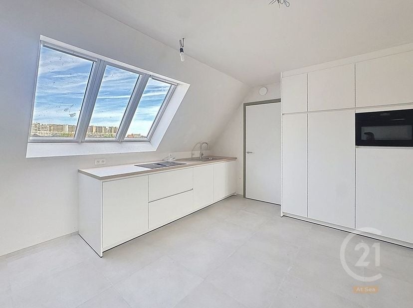 Dit nieuwbouwappartement is gelegen op het tweede verdiep van residentie Ribera langs de Oostendelaan te Middelkerke, op slechts 500 meter van het str