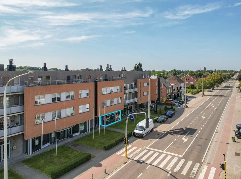 Bent u op zoek naar een strategisch gelegen handelspand met uitstekende zichtbaarheid en vlotte bereikbaarheid? Dan is dit veelzijdige commerciële pan
