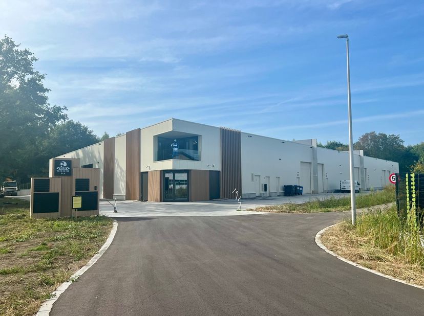 Unit van 221 m² in een nieuw KMO-park!<br />
Ontdek de mogelijkheden van dit nieuw gebouwde bedrijventerrein in Langvoort te Laakdal. Met de strategis
