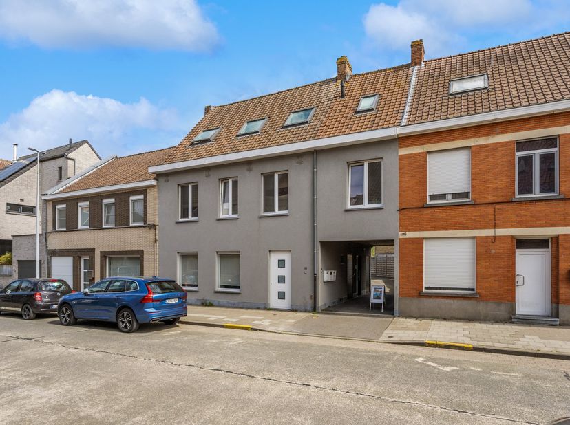 In een rustige en vlot bereikbare omgeving te Oostkamp (Moerbrugge) bevindt zich dit instapklare duplexappartement zonder syndic, waar u geniet van ma