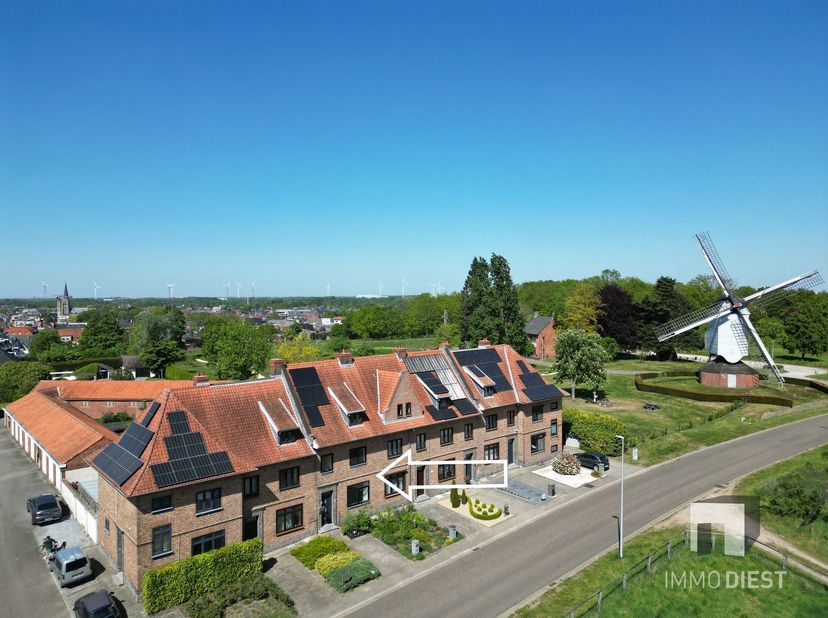Welkom bij deze charmante woning in Tessenderlo-Ham, een rustige en groene buurt met een unieke ligging. Dit pand biedt een perfecte combinatie van co