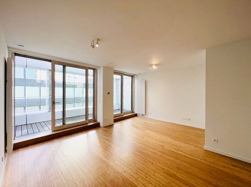 BRUSSEL, ideaal gelegen in de Europese wijk, op een steenworp afstand van alle voorzieningen, in een aangename, lichte wijk: APPARTEMENT (2 slaapkamer