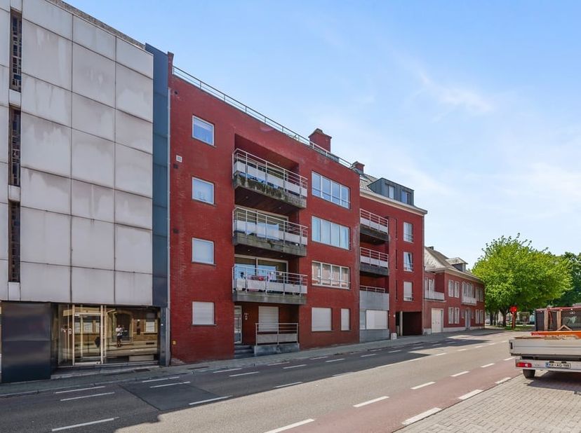 Dit verzorgde en lichtrijke appartement is gelegen op de tweede verdieping van een rustige residentie aan de Sint-Truidersteenweg 72C bus 202 in Sint-
