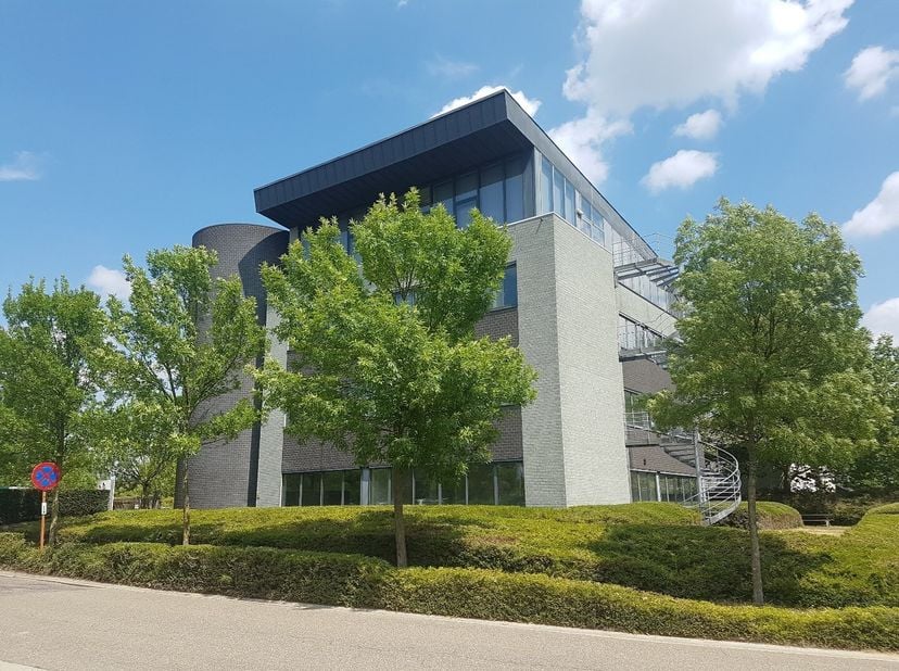 Representatieve kantoren in het Ilgat Businnes Park, gelegen op de derde verdieping met een oppervlakte van 377 m² en voldoende parkeergelegenheid op