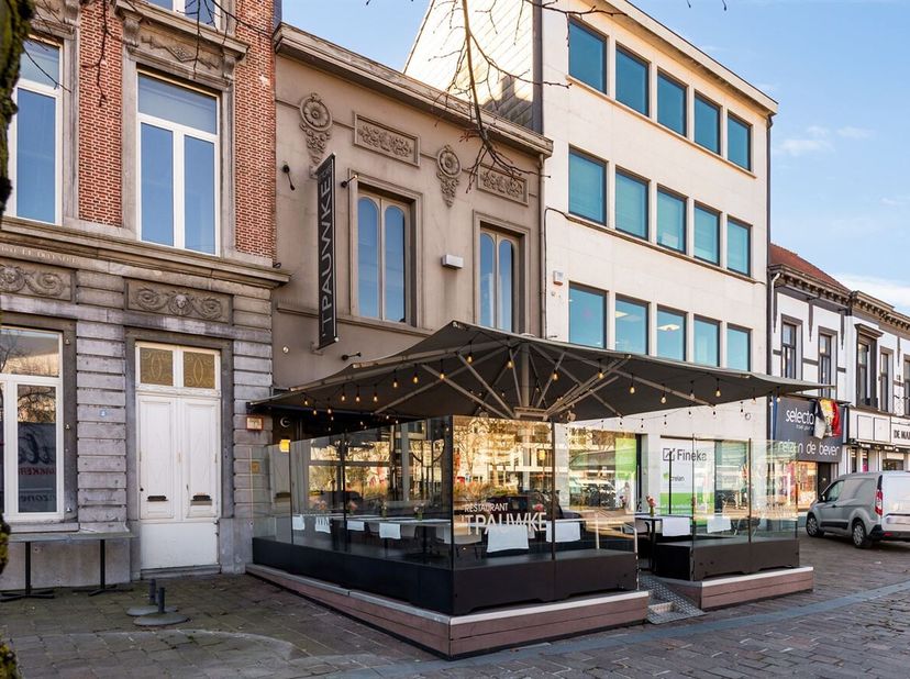 Gelegen op een absolute toplocatie in het hart van Beveren-Waas, bevindt dit horecapand zich rechtstreeks aan de Grote Markt met maximale zichtbaarhei