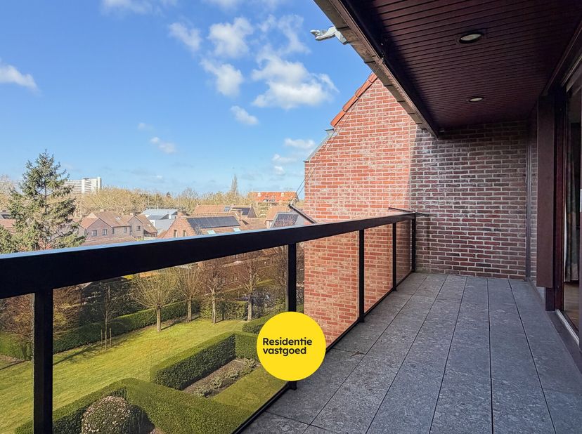 Dit zeer ruim appartement op de derde verdieping is gelegen in de gegeerde wijk Kristus Koning, nabij het Graaf Visartpark. Met een bewoonbare oppervl