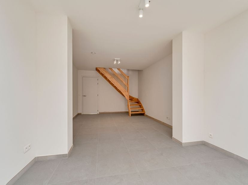 Woning met 3 slaapkamers te huur in Poperinge!<br />
We komen binnen in de inkomhal met toegang tot een gastentoilet alsook een ruime bergruimte. Daar
