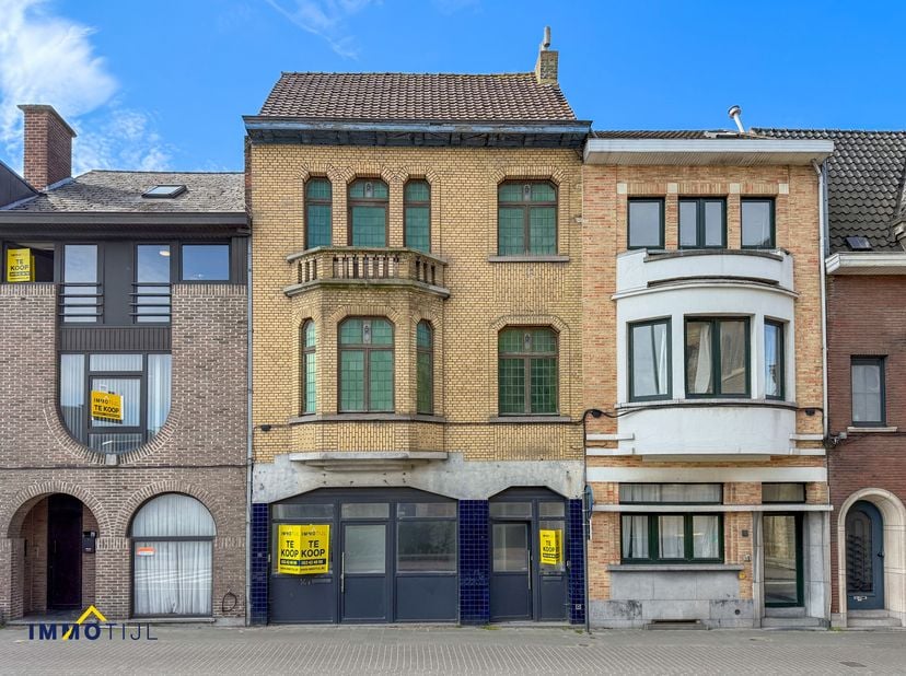 Uniek handelspand met karaktervol herenhuis op toplocatie in Aalst<br />
Op een uitstekende locatie met hoge visibiliteit op de Heilig Hartlaan te Aal
