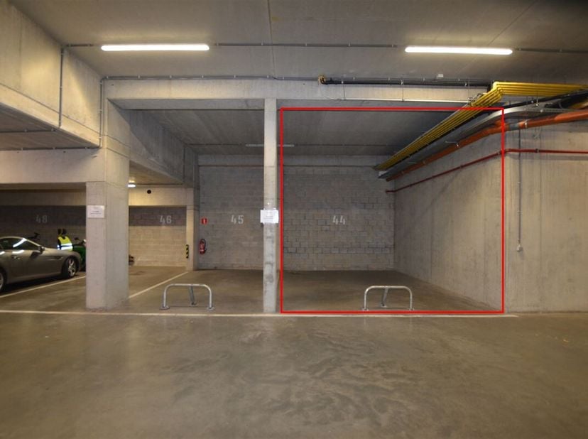 Deze ondergrondse autostaanplaats is gelegen op de -1 van 'Residentie Greenfield'.<br />
Op fietsafstand van het centrum van Hasselt met al haar facil