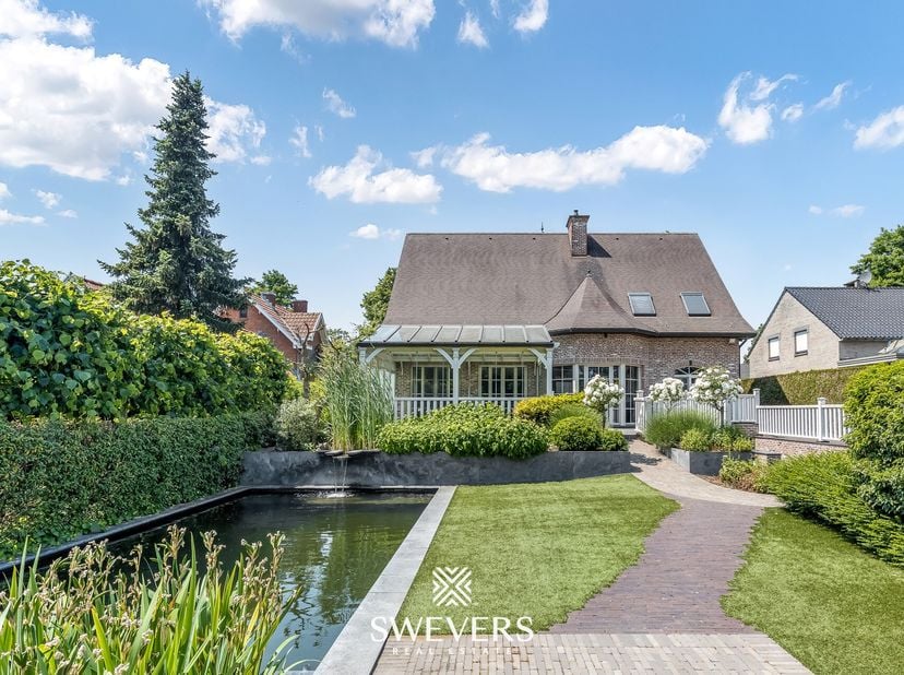 Voor uitgebreide info, surf naar www.SWEVERS.be!  "Exclusief". Kort maar bondig en zonder twijfel het woord dat deze luxueuze villa nabij het centrum