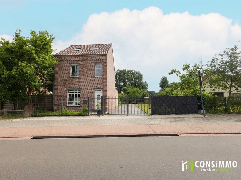 Bent u op zoek naar een ruime gezinswoning op één van de meest gegeerde locaties van Genk? Deze woning aan de Heeldstraat 9 combineert een rustige, re