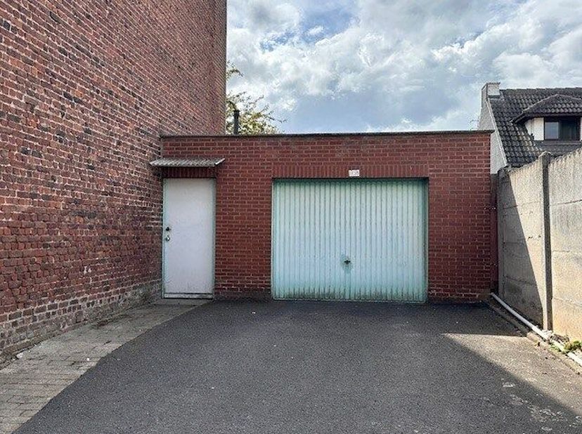 Zeer goed gelegen bouwgrond nabij Carrefour. Geschikt voor een eengezinswoning met inpandige garage, 2 bouwlagen en hellend dak. Bij het slopen van de