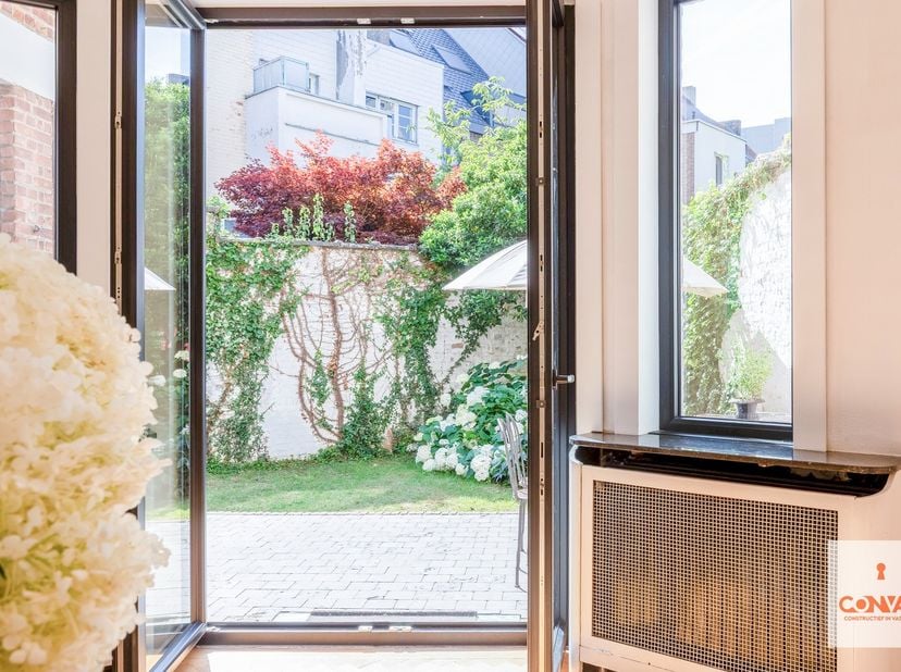 Deze bijzondere woning met drie slaapkamers bevindt zich op een toplocatie, vlakbij de Bijloke en op wandel- en fietsafstand van zowel het Gentse stad