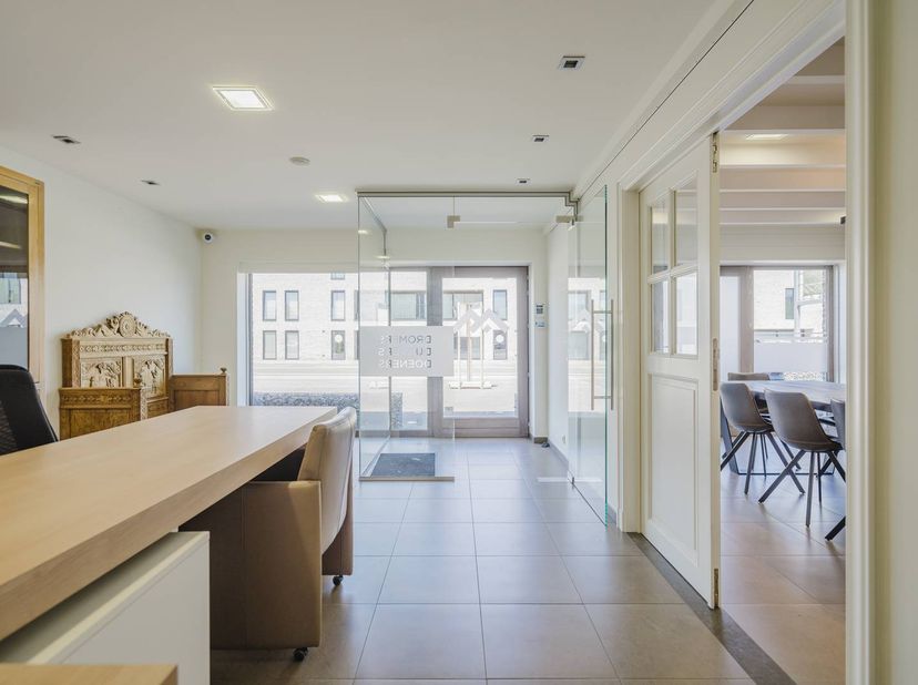 Het kantoor heeft een oppervlakte van ca. 221 m² en is efficiënt ingedeeld. De ruimte omvat een onthaal, vier aparte vergaderruimtes of burelen, een a