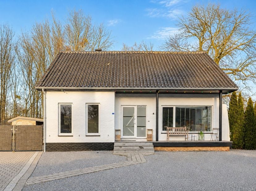Charmante split-level woning met 3 slaapkamers en ruime tuin in Kotem, Maasmechelen.<br />
<br />
Een woning met karakter, verrassend veel ruimte en e