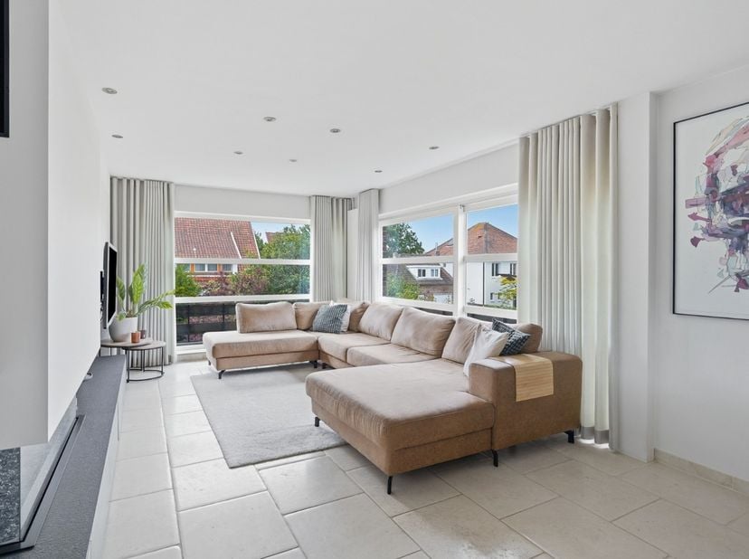 In de rustige en gegeerde Vicognewijk te Bredene bevindt zich dit uitzonderlijk ruime duplex-appartement met een bewoonbare oppervlakte van maar liefs
