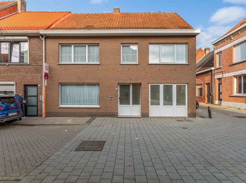 Openhuizendag op zaterdag 13 juni van 12u30 - 13u30 <br />
Te renoveren gezinswoning met 3 slaapkamers, tuin en 2 garages<br />
Gelijkvloers<br />
Via