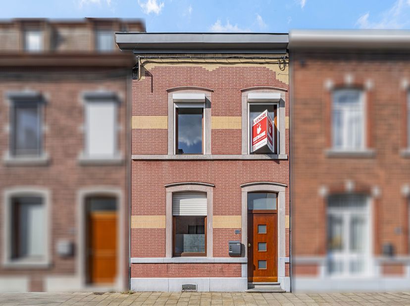 EasyHome stelt u deze woning voor in Seraing, met ruime volumes en een indeling die ideaal is voor een gezin.<br />
Bij het binnenkomen ontdekt u een
