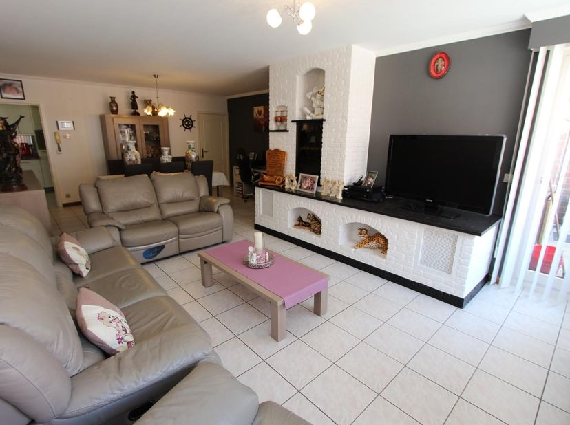 Dit ruim appartement is gelegen in het centrum van Koekelare en bestaat uit: inkomhal - toilet - vestiaire - living - terras - eetkeuken - ruime bergi