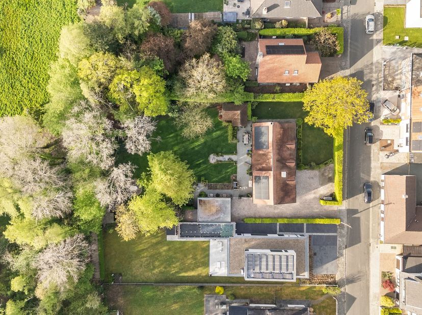Aan de Fazantenlaan in Erembodegem vindt u deze karaktervolle villa in landelijke stijl die van tot in de puntjes werd gerenoveerd. Het resultaat is e