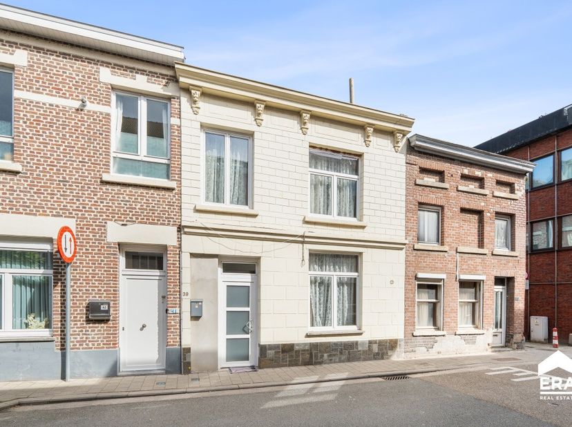 [[ CE BIEN PARTICIPE À LA JOURNÉE MAISONS OUVERTES ERA LE 13/6 DE 9:30 À 10:30 ]] À vendre : maison mitoyenne étonnamment spacieuse située rue Hoegaar