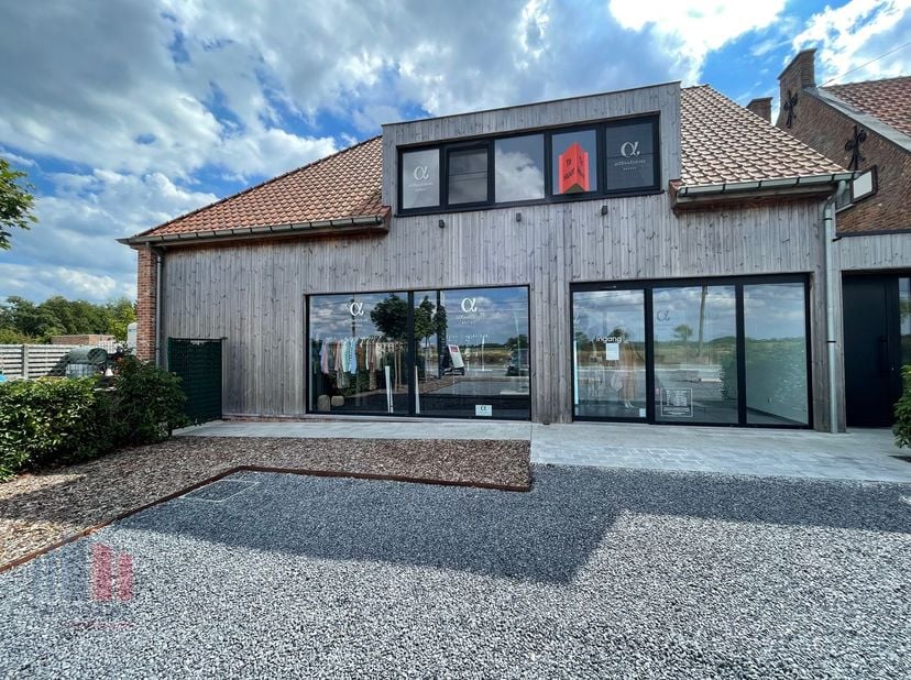 Gelegen aan de Leernsesteenweg te Deinze bevindt zich deze instapklare kantoorruimte. Dankzij de ligging langs een belangrijke verbindingsweg geniet h