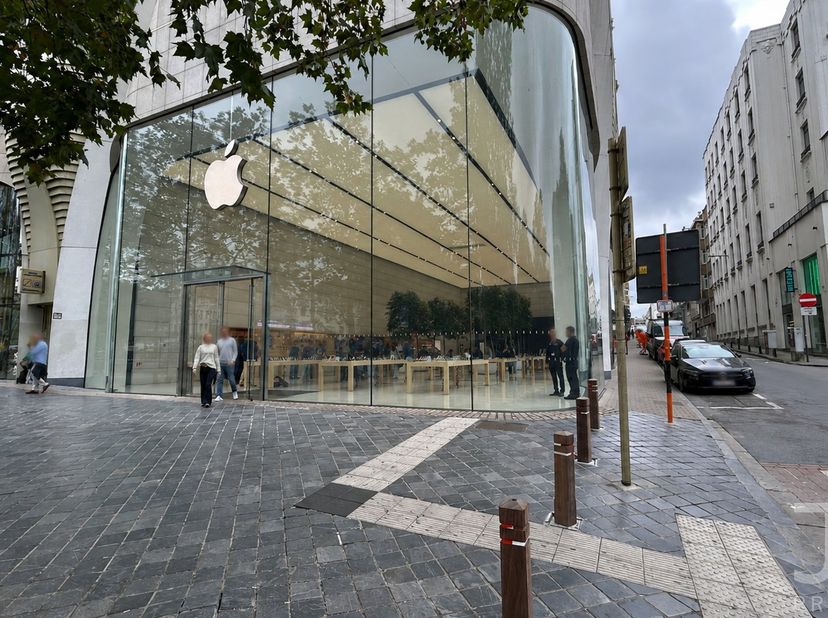 Ideaal gelegen in het centrum van Brussel, op een steenworp afstand van het Louizaplein, is deze overdekte parkeerplaats gemakkelijk bereikbaar via de