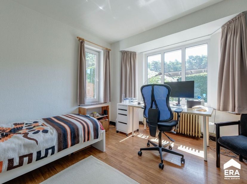 Op zoek naar een kleinschalige, zorgeloze investering met gegarandeerde verhuur? Deze vergunde studentenwoning op de Maastrichterweg in Genk biedt u d