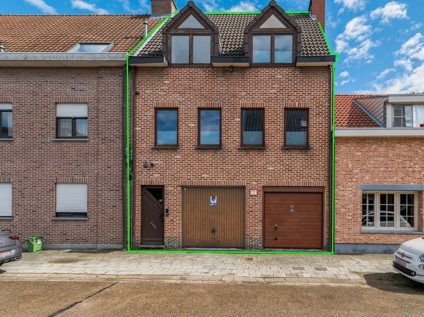 Ruim en stijlvol wonen in een rustige buurt van Brasschaat? Deze deels gerenoveerde woning aan Zand 40 ligt nabij winkels, scholen, horeca en dagelijk