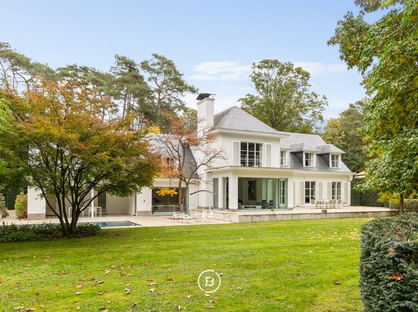 Cette villa unique a été conçue en 1955 par larchitecte Leo Beeck et entièrement rénovée en 2013. Elle est située sur un terrain de 5.707 m² et offre