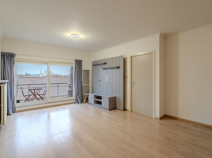 Wie op zoek is naar een gemakkelijk te onderhouden appartement of een interessante investering is hier aan het juiste adres. Het appartement is gelege
