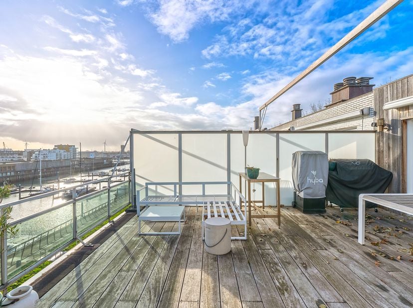 Mooi dakappartement met één slaapkamer en ruime zonneterrassen, gelegen aan de jachthaven van Zeebrugge. Geniet de hele dag van zon en een prachtig ui