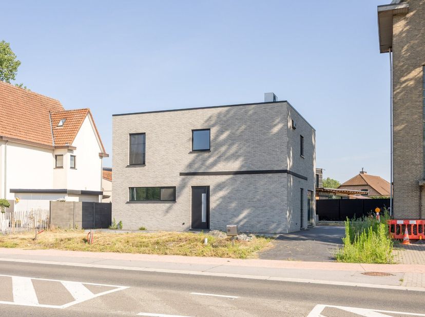 Deze prachtige woning van 2024 wordt onder registratierechten verkocht!<br />
De woning heeft een E-peil van -16 (5 jaar vrijstelling van kadastraal i